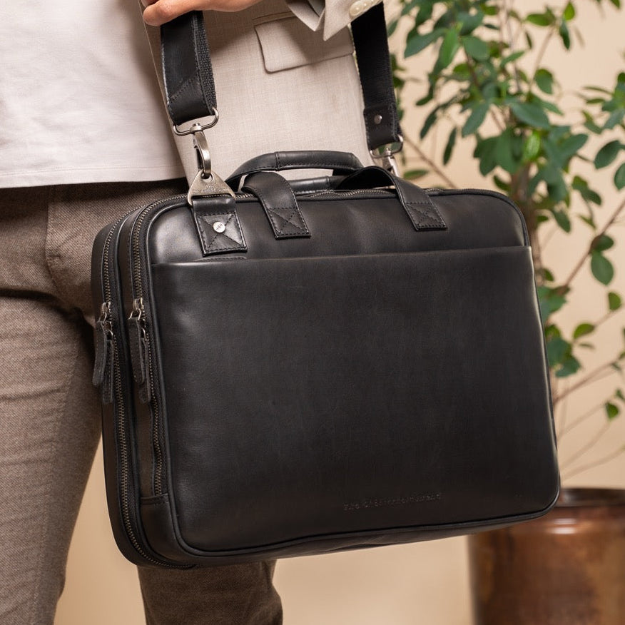 
Classic 100% Full-Grain leather Briefcase - Zadní pohled se zesílenými koženými popruhy