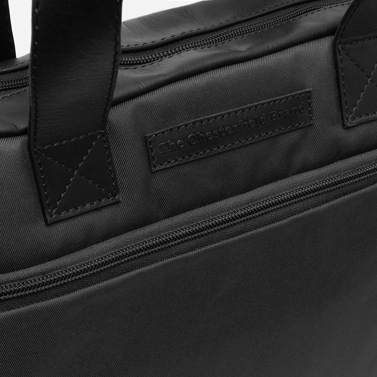 
Pohled na podšívku Showing Dedicated Padded Laptop Sleeve & Multi-Compartment Organization
