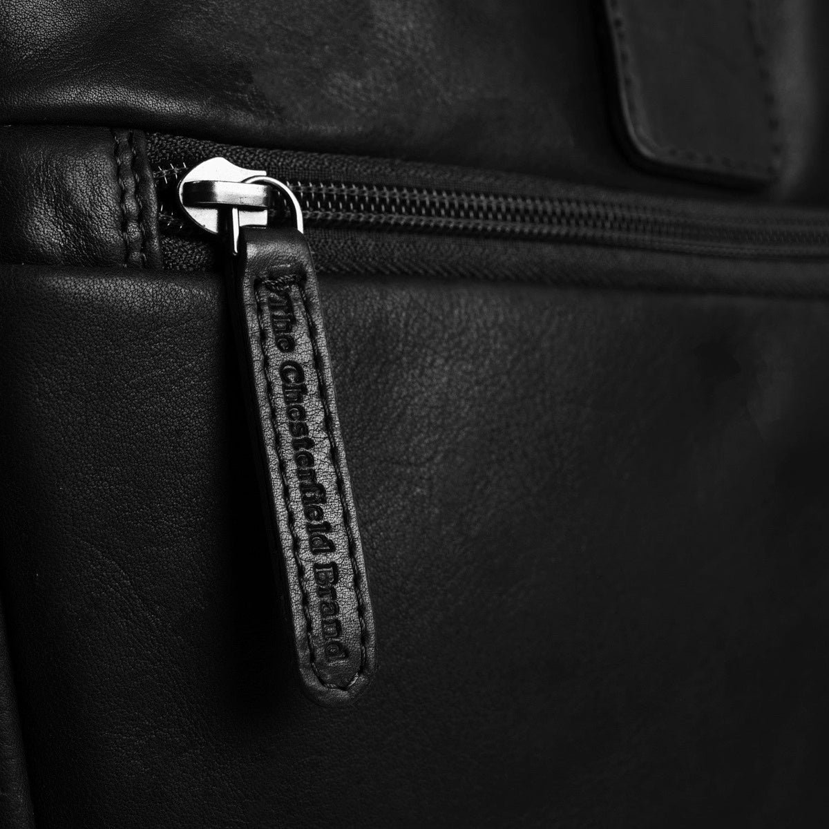 Pohled na podšívku Showing Dedicated Padded Laptop Sleeve & Multi-Compartment Organization