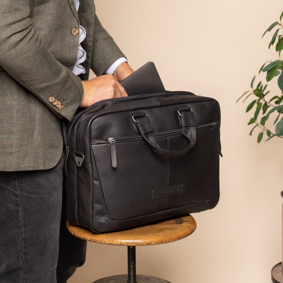Seth Full-Grain Leather Laptop Bag - Strukturovaný boční profil ukazující hloubku a kapacitu