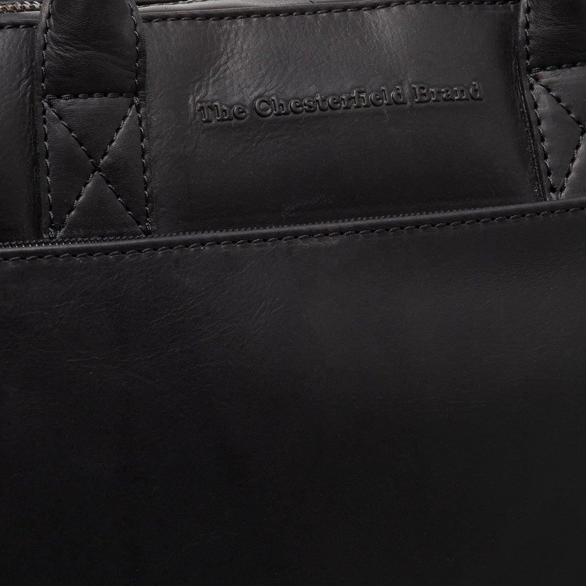 
Solid Antique Brass Hardware & Heavy-Duty Dual Zipper Detail on Tilbury Kožená taška na notebook