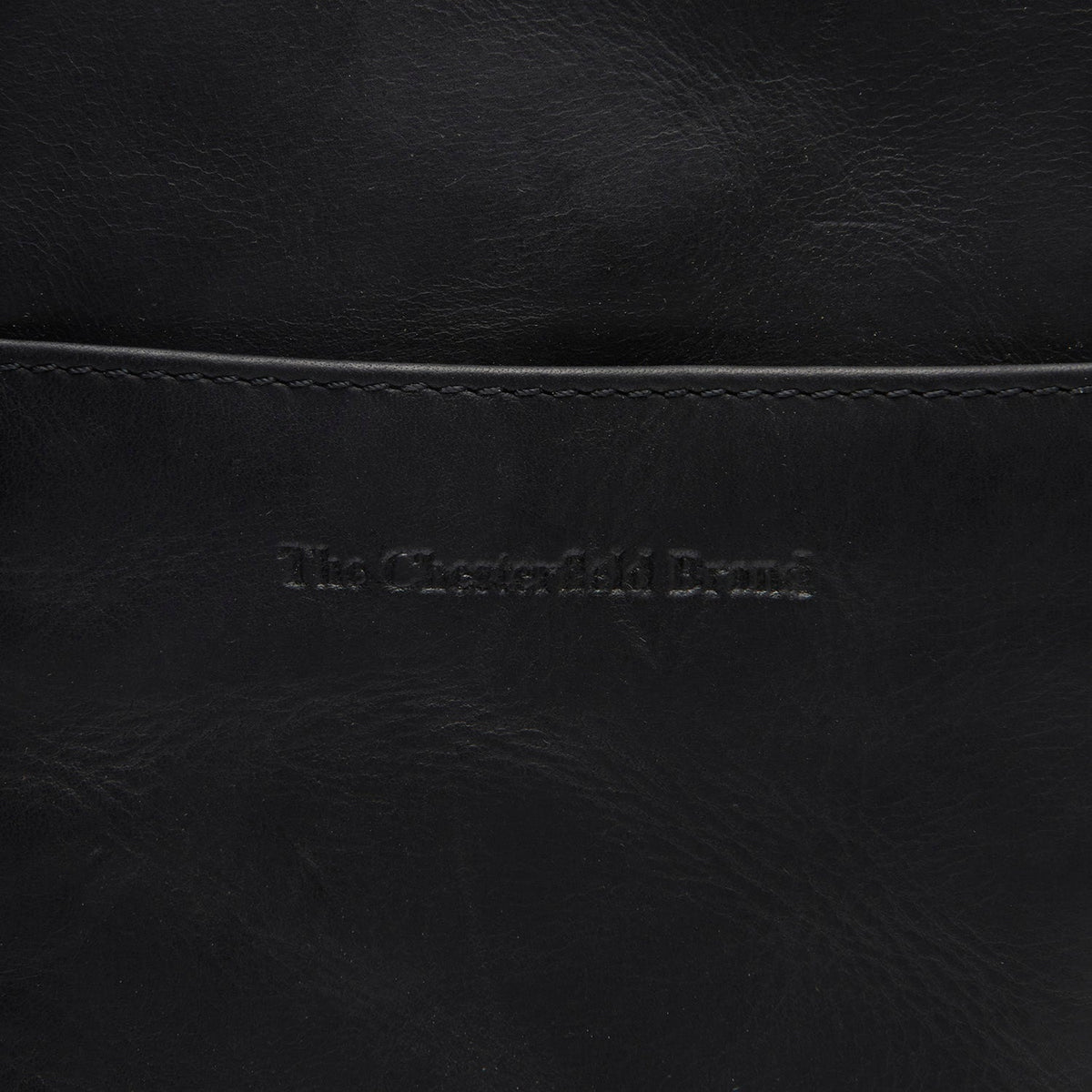 
Detailní pohled of Classic Collar & Heavy-Duty Zipper Hardware on Alesund Pravá plnolícová kůže Phone Bag