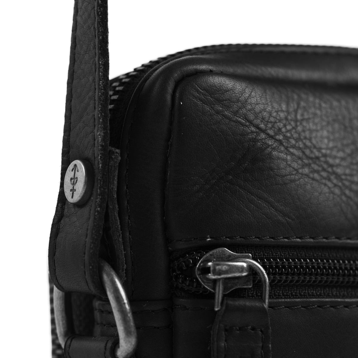 
Tailored Rib Cuffs & Hem Craftsmanship Construction Detail on Hamilton Pravá plnolícová kůže Phone Bag