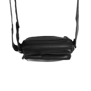 
Fotografie na postavě:  Hamilton Pravá plnolícová kůže Phone Bag na modelovi v přirozeném denním světle