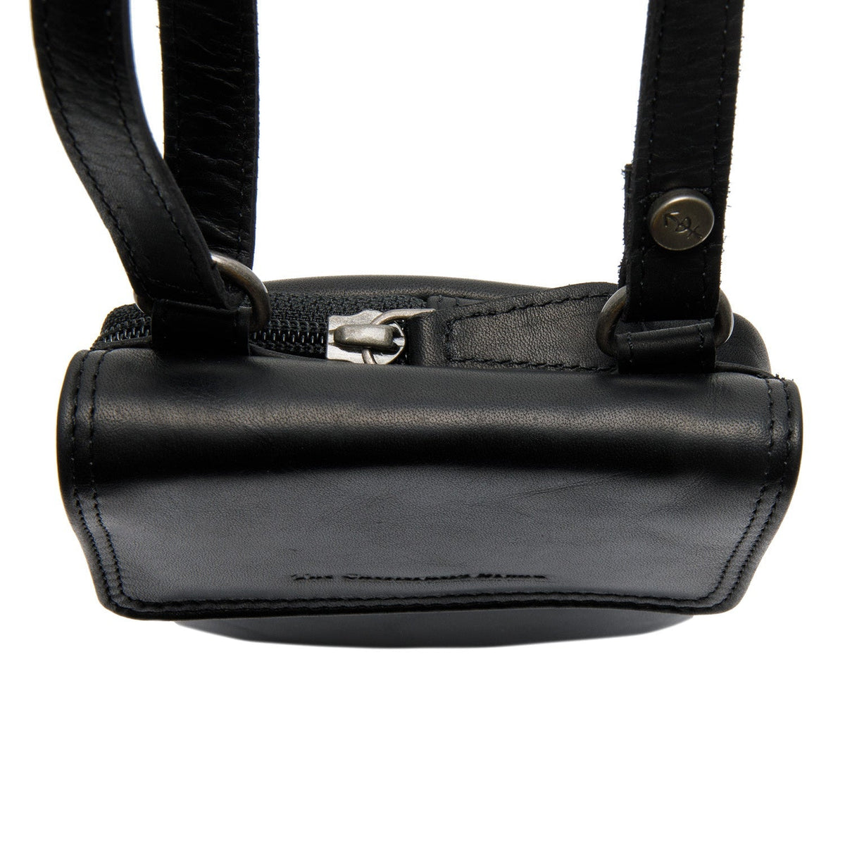 
Detailní pohled of Classic Collar & Heavy-Duty Zipper Hardware on Langley Pravá plnolícová kůže Phone Bag
