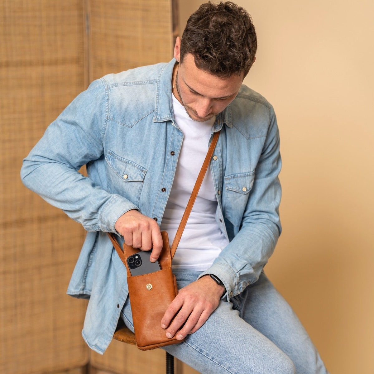 
Langley Pravá plnolícová kůže Phone Bag – alternate product view 3