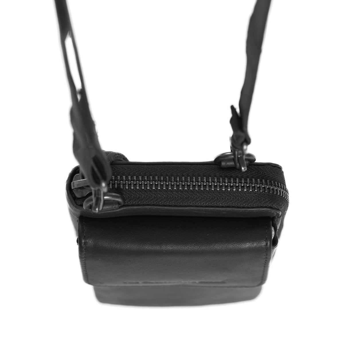 
Fotografie na postavě:  Malaga Pravá plnolícová kůže Phone Bag na modelovi v přirozeném denním světle