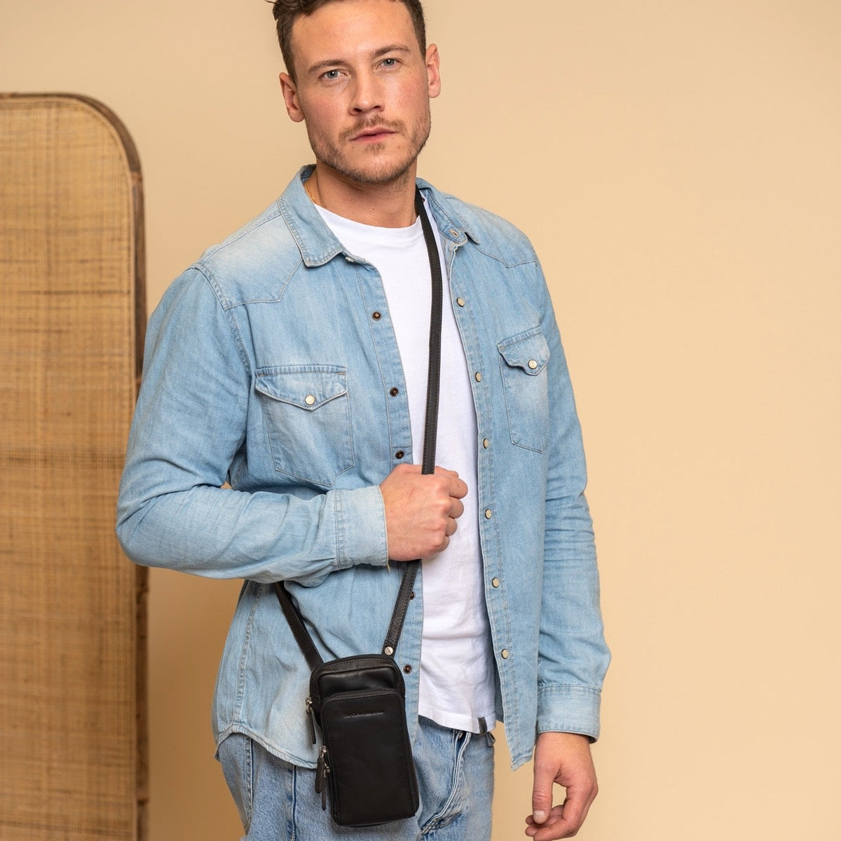 Valdes Full-Grain Leather Phone Bag - Boční pohled ukazující ergonomický střih rukávů