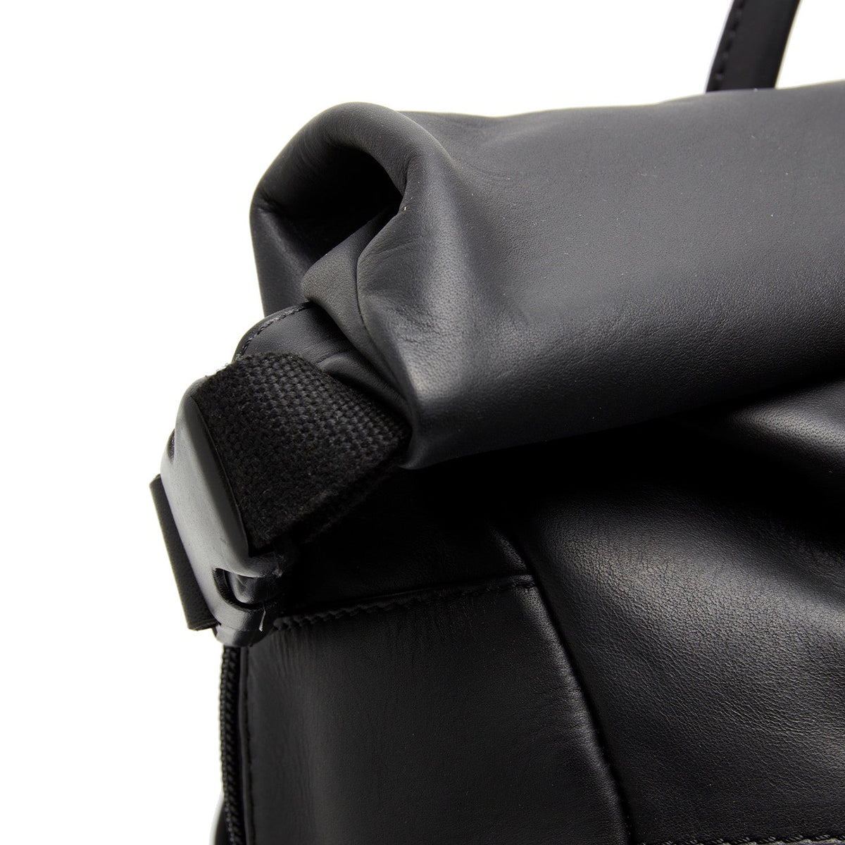 
Mazara Pravá plnolícová kůže Roll-top Backpack - Strukturovaný boční profil ukazující hloubku a kapacitu