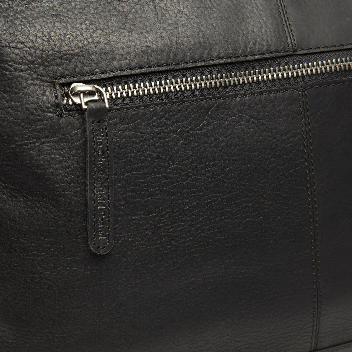 
Pohled na podšívku Showing Dedicated Padded Laptop Sleeve & Multi-Compartment Organization