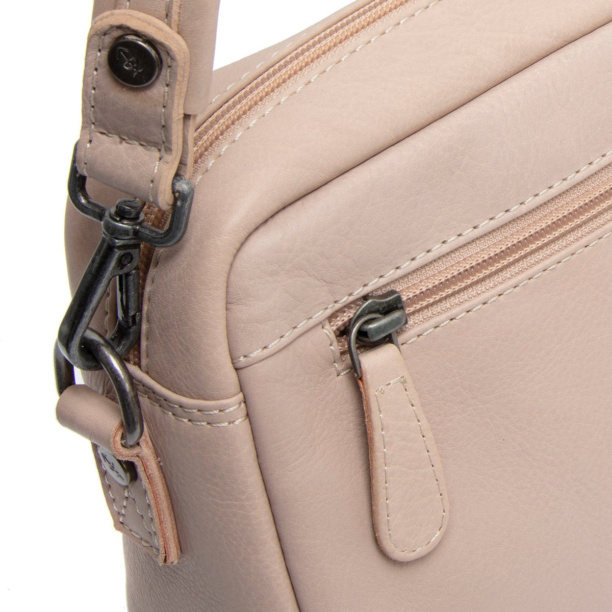 
Pohled na podšívku Showing Dedicated Padded Laptop Sleeve & Multi-Compartment Organization