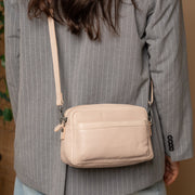 
Classic 100% Full-Grain leather Bag - Zadní pohled se zesílenými koženými popruhy