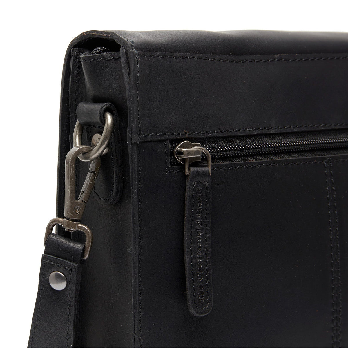 
Pohled na podšívku Showing Dedicated Padded Laptop Sleeve & Multi-Compartment Organization