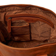 
Solid Antique Brass Hardware & Heavy-Duty Dual Zipper Detail on Rome Kožená taška přes rameno