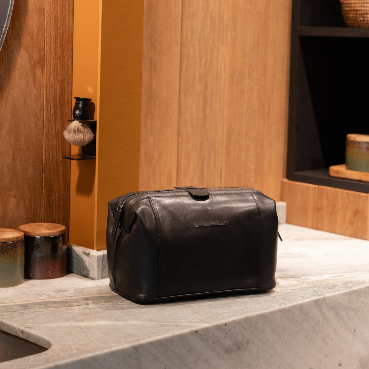 
Classic 100% Full-Grain leather Goods - Zadní pohled s definovanými rameny a čistým lemem