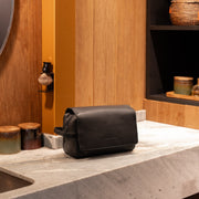 
Classic 100% Full-Grain leather Goods - Zadní pohled s definovanými rameny a čistým lemem