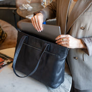 
Solid Antique Brass Hardware & Heavy-Duty Dual Zipper Detail on Osira Kožená nákupní taška tote