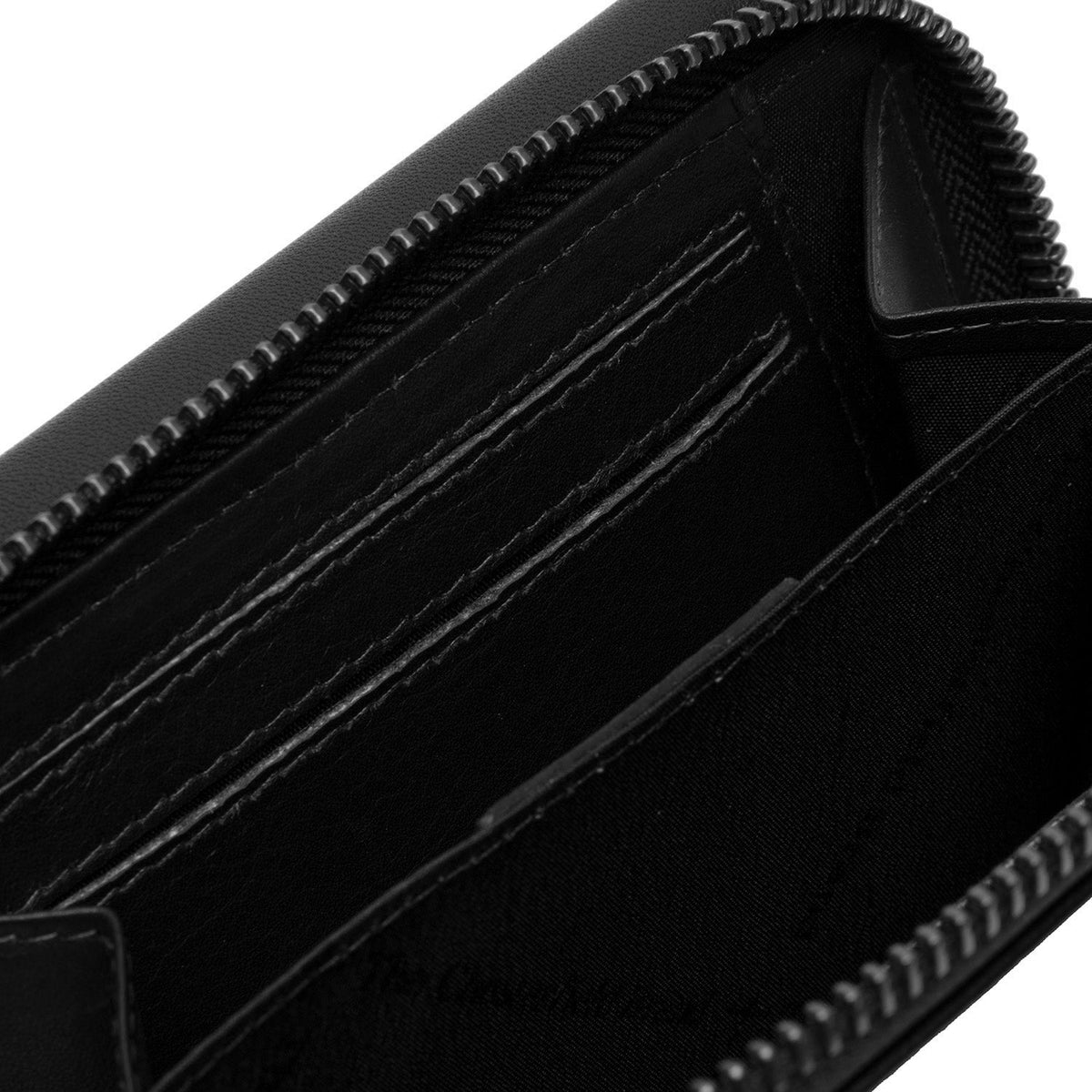 
Pohled na podšívku Showing Dedicated Padded Laptop Sleeve & Multi-Compartment Organization