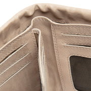 
Solid Antique Brass Hardware & Heavy-Duty Dual Zipper Detail on Mavona Kožená peněženka