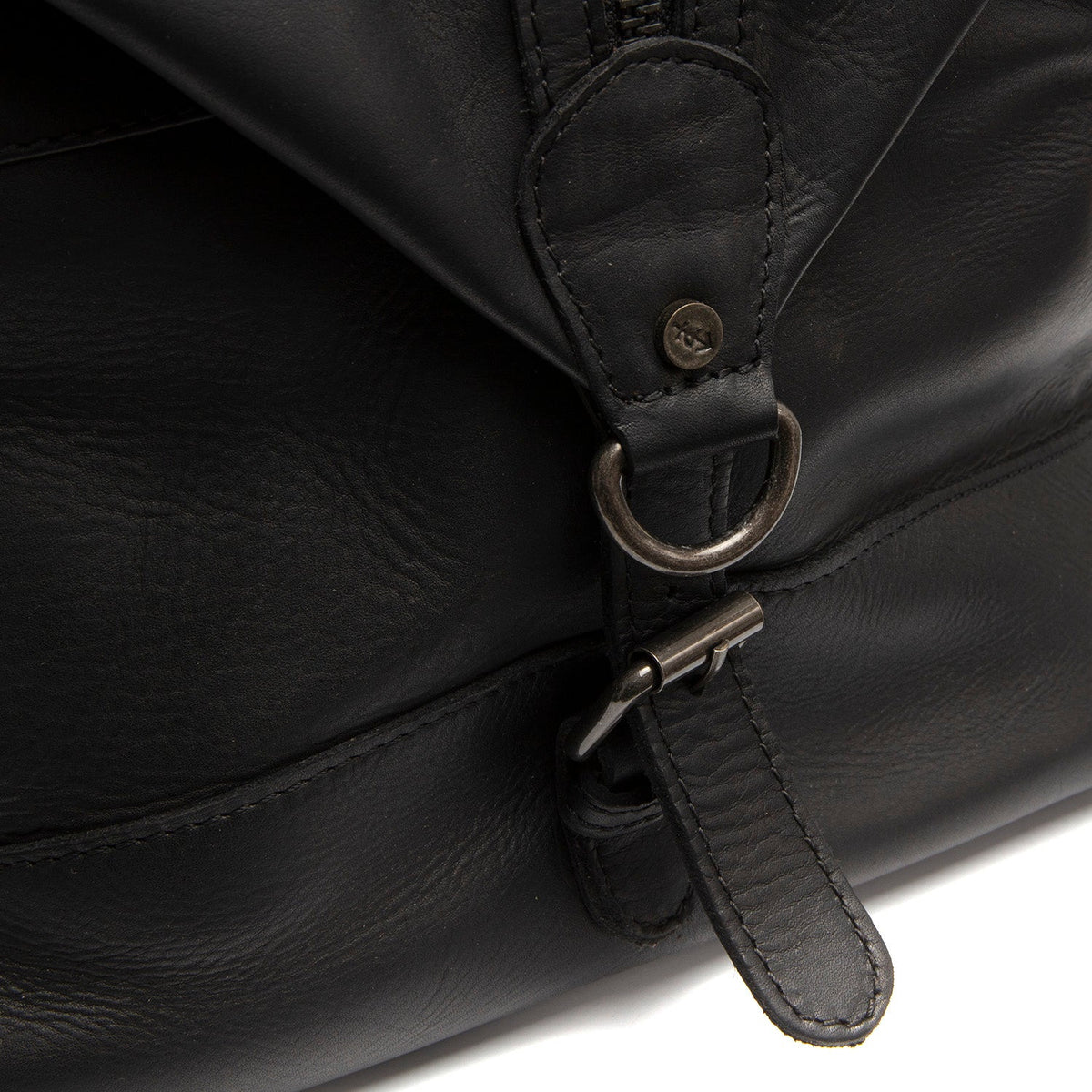 
Solid Antique Brass Hardware & Heavy-Duty Dual Zipper Detail on Portsmouth II Kožená víkendová taška