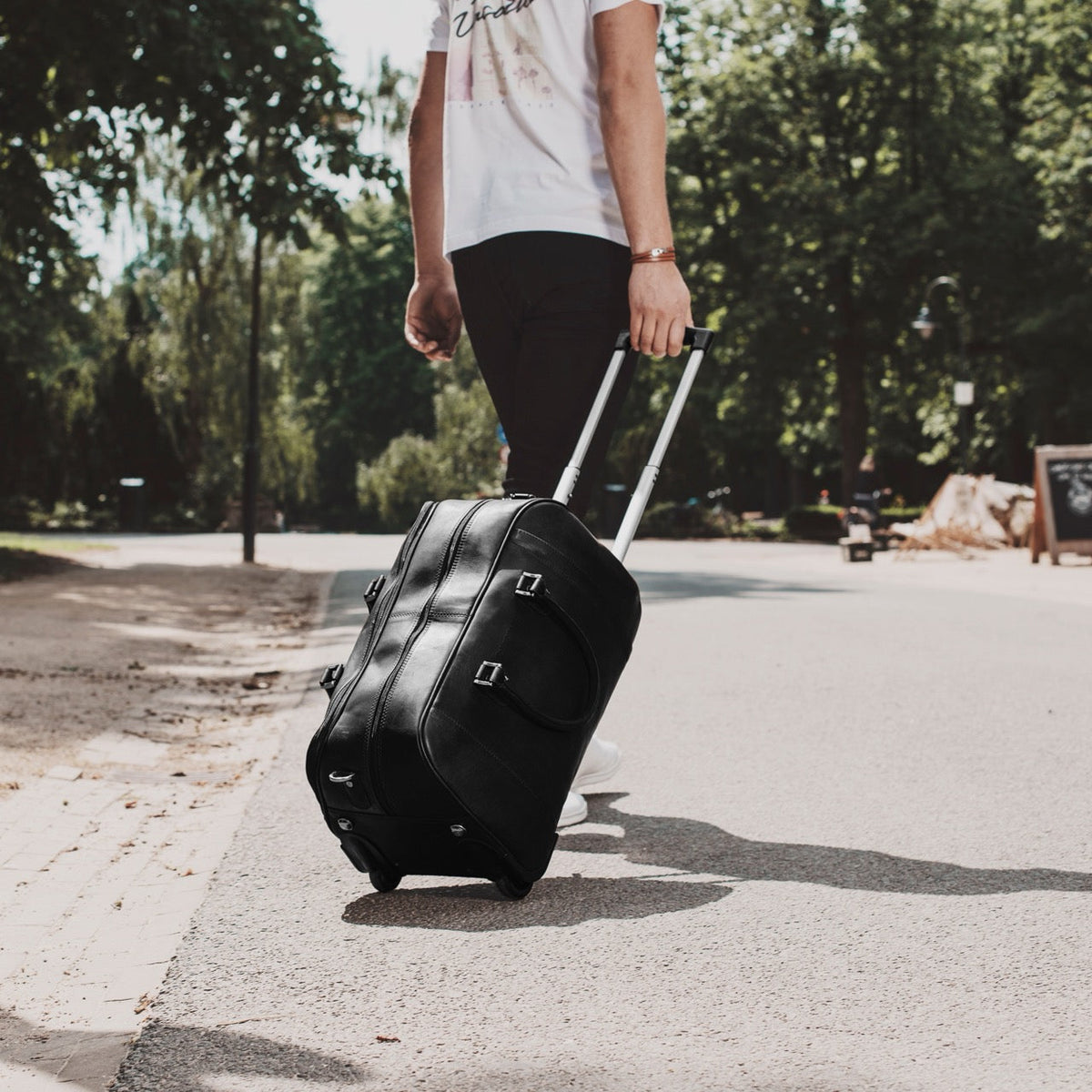 
Classic 100% Full-Grain Leather Duffle Bag - Zadní pohled se zesílenými koženými popruhy
