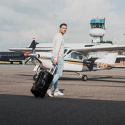 
Leather Weekender Trolley Jayven - Strukturovaný boční profil ukazující hloubku a kapacitu