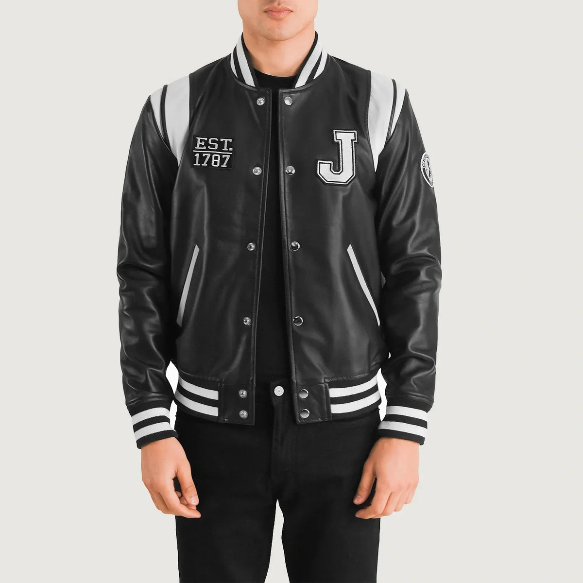 
Liberte New Jersey Černá Leather Varsity Kožená bunda pro Pány in Black & White Sheepskin Leather - Přední pohled a přiléhavá silueta | Koupit online