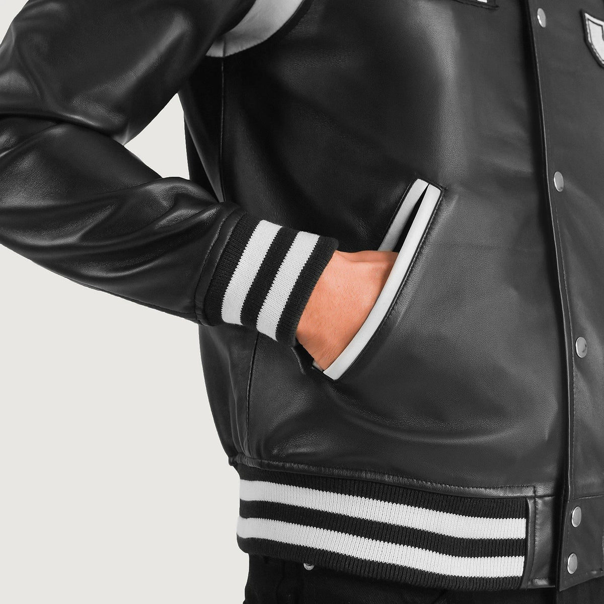 
Pohled na podšívku Showing Quilted Polyester Lining & Dvě funkční vnitřní kapsy