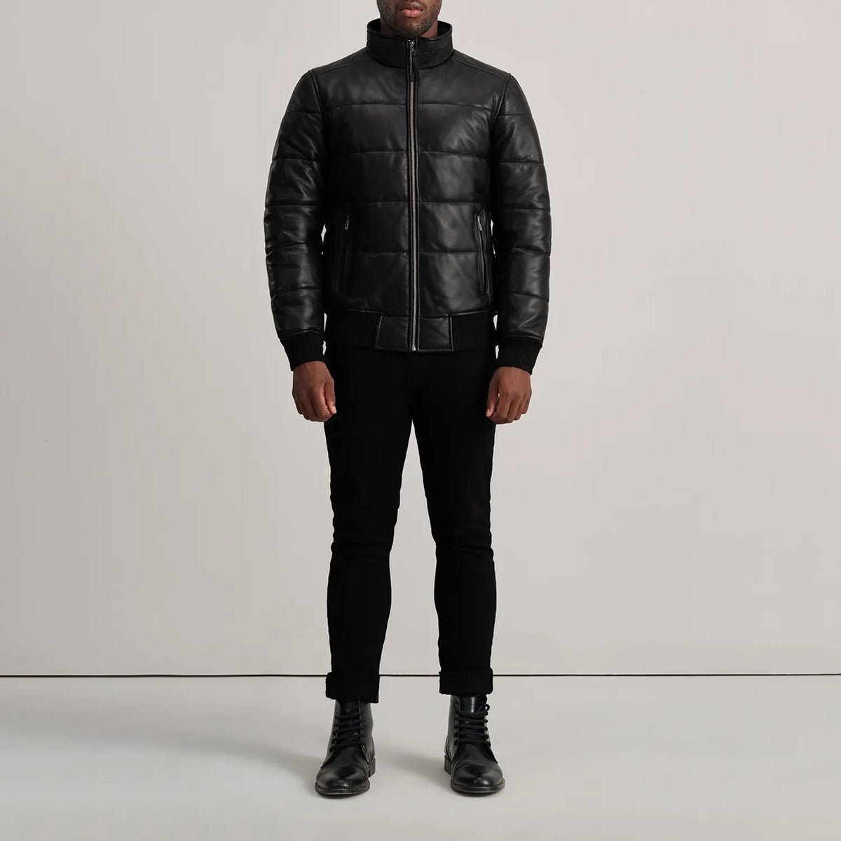 
Lucas Blue Leather Puffer Bomber Jacket - Boční pohled ukazující ergonomický střih rukávů