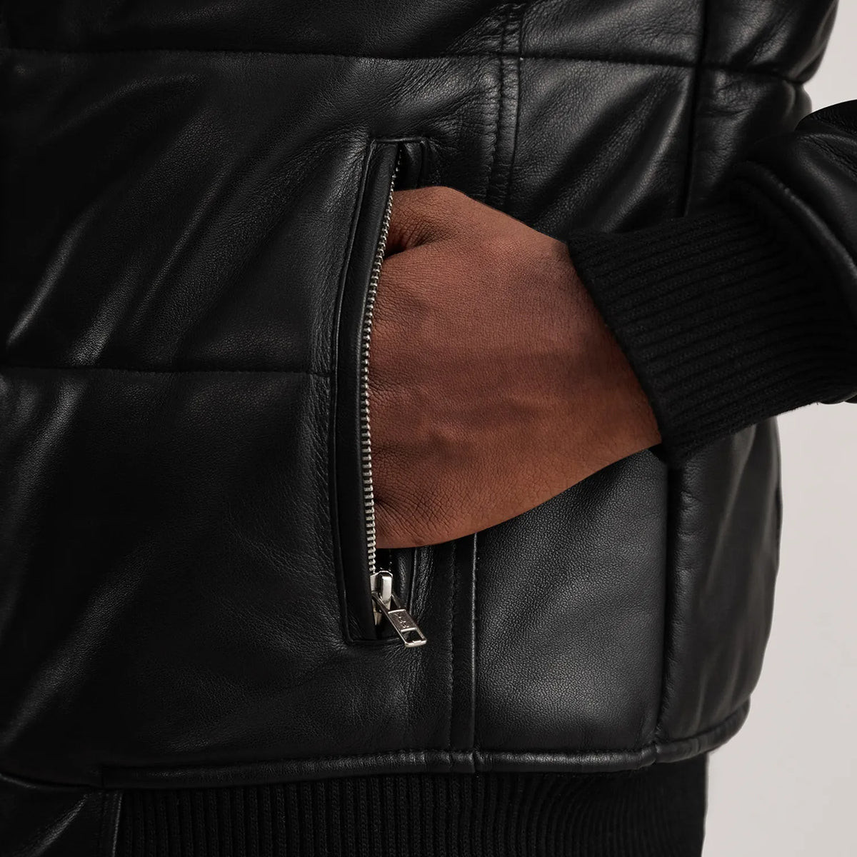 
Pohled na podšívku Showing Polyester Lining & Dvě funkční vnitřní kapsy