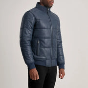 
Fotografie na postavě:  Lucas Blue Leather Puffer Bomber Jacket na modelovi v přirozeném denním světle