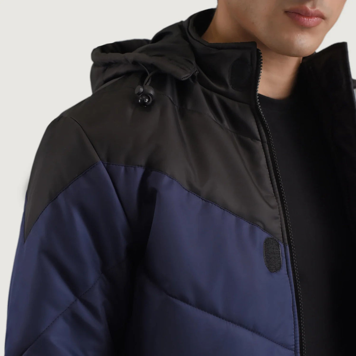 
Pohled na podšívku Showing Quilted Viscose Lining & Dvě funkční vnitřní kapsy