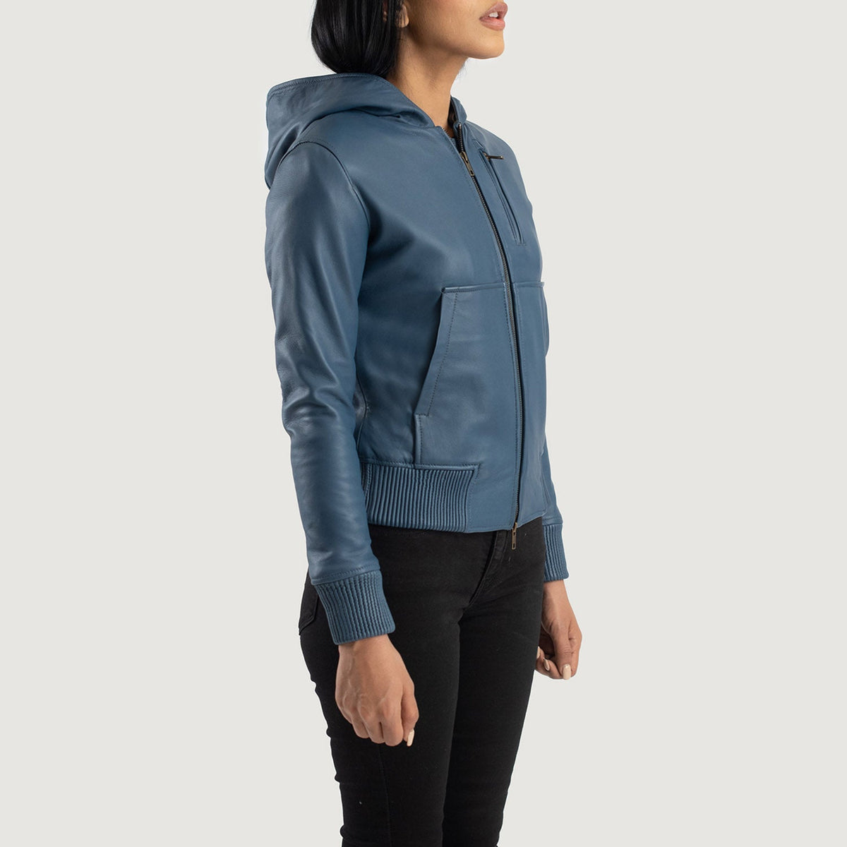 
Blue Sheepskin Leather Bomber Jacket - Zadní pohled s definovanými rameny a čistým lemem