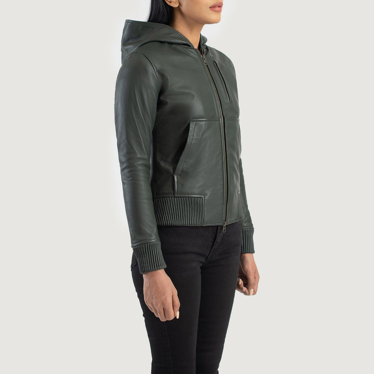 
Fotografie na postavě:  Luna Blue Hooded Leather Bomber Jacket na modelovi v přirozeném denním světle