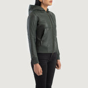 
Fotografie na postavě:  Luna Blue Hooded Leather Bomber Jacket na modelovi v přirozeném denním světle