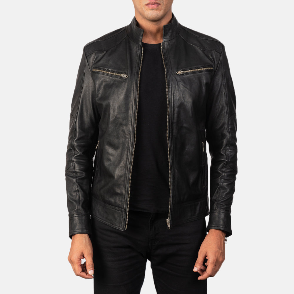 
Mack Černá Kožený motorkářský křivák pro Pány in Black Goatskin Leather - Přední pohled a přiléhavá silueta | Koupit online