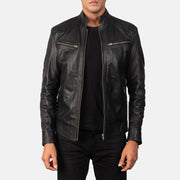 
Mack Černá Kožený motorkářský křivák pro Pány in Black Goatskin Leather - Přední pohled a přiléhavá silueta | Koupit online