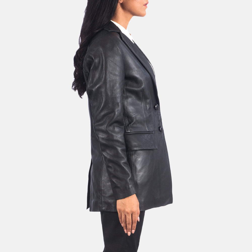 
Fotografie na postavě:  Marilyn Tan Brown Leather Blazer na modelovi v přirozeném denním světle
