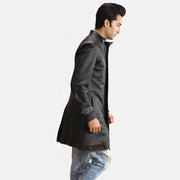 
Black Sheepskin leather Coat - Zadní pohled s definovanými rameny a čistým lemem