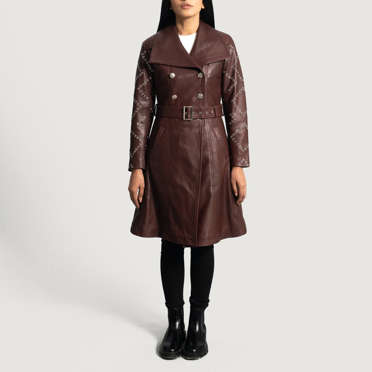 
Maroon Sheepskin Leather Trench Coat - Zadní pohled s definovanými rameny a čistým lemem
