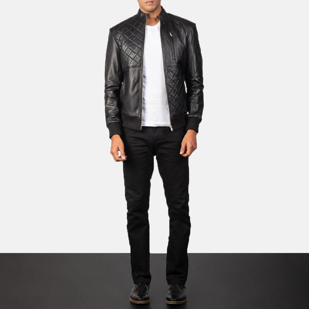 
Moda Black Leather Bomber Jacket - Boční pohled ukazující ergonomický střih rukávů