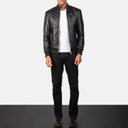 
Moda Black Leather Bomber Jacket - Boční pohled ukazující ergonomický střih rukávů