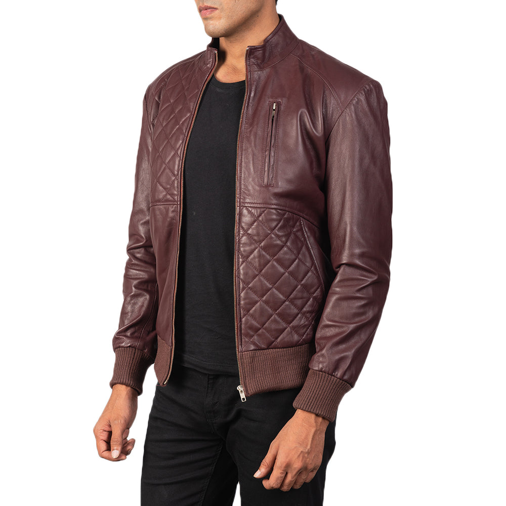 
Fotografie na postavě:  Moda Black Leather Bomber Jacket na modelovi v přirozeném denním světle