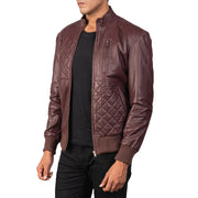 
Fotografie na postavě:  Moda Black Leather Bomber Jacket na modelovi v přirozeném denním světle