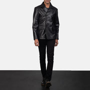 
Mr. Bailey Černá Leather Naval Peacoat pro Pány - Boční pohled ukazující ergonomický střih rukávů