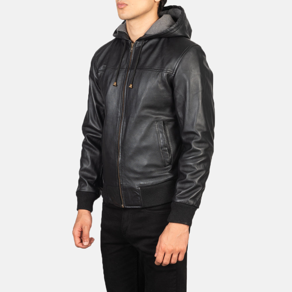 
Black Sheepskin Leather Hooded Jacket - Zadní pohled s definovanými rameny a čistým lemem