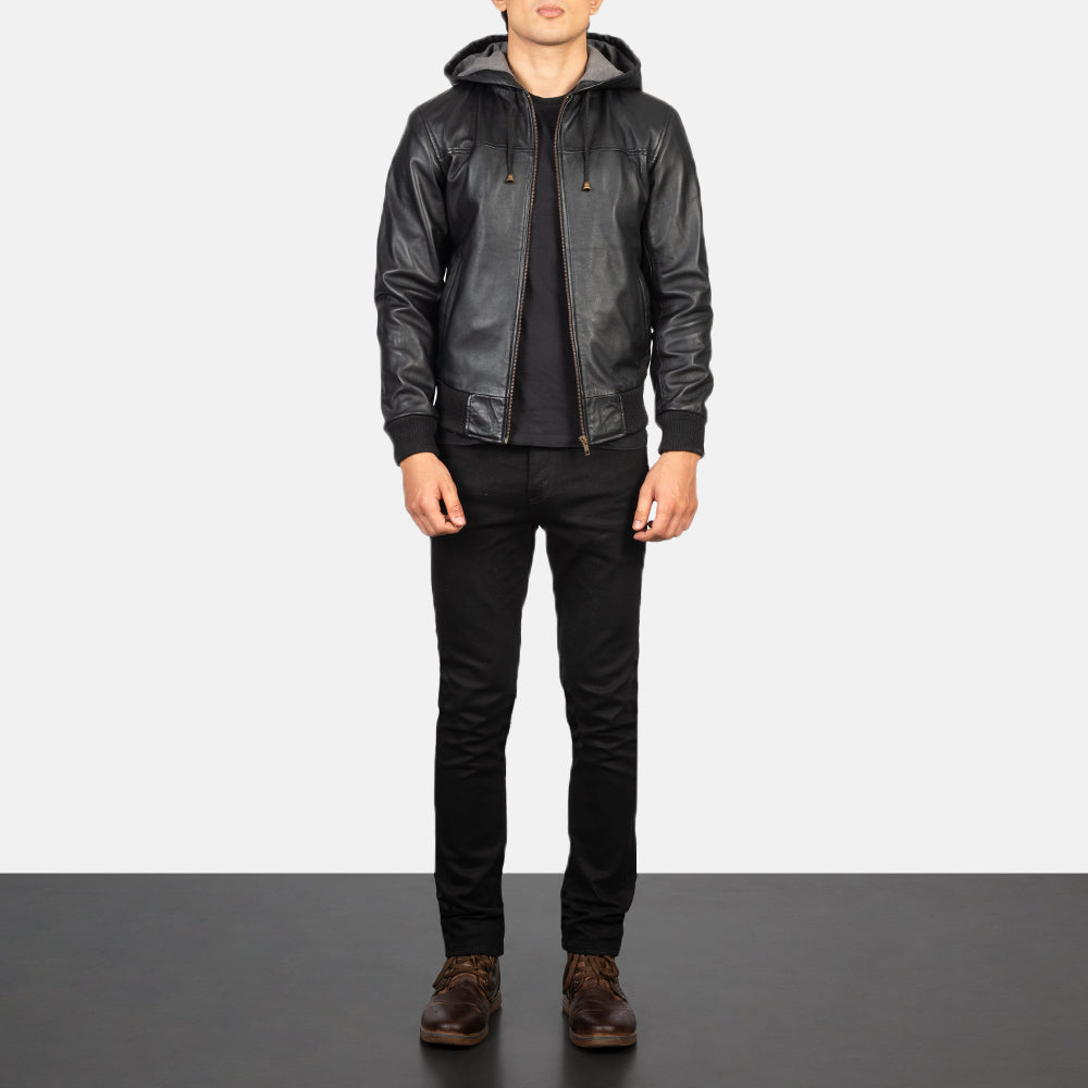 
Nintenzo Black Hooded Leather Jacket - Boční pohled ukazující ergonomický střih rukávů