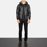 
Nintenzo Black Hooded Leather Jacket - Boční pohled ukazující ergonomický střih rukávů