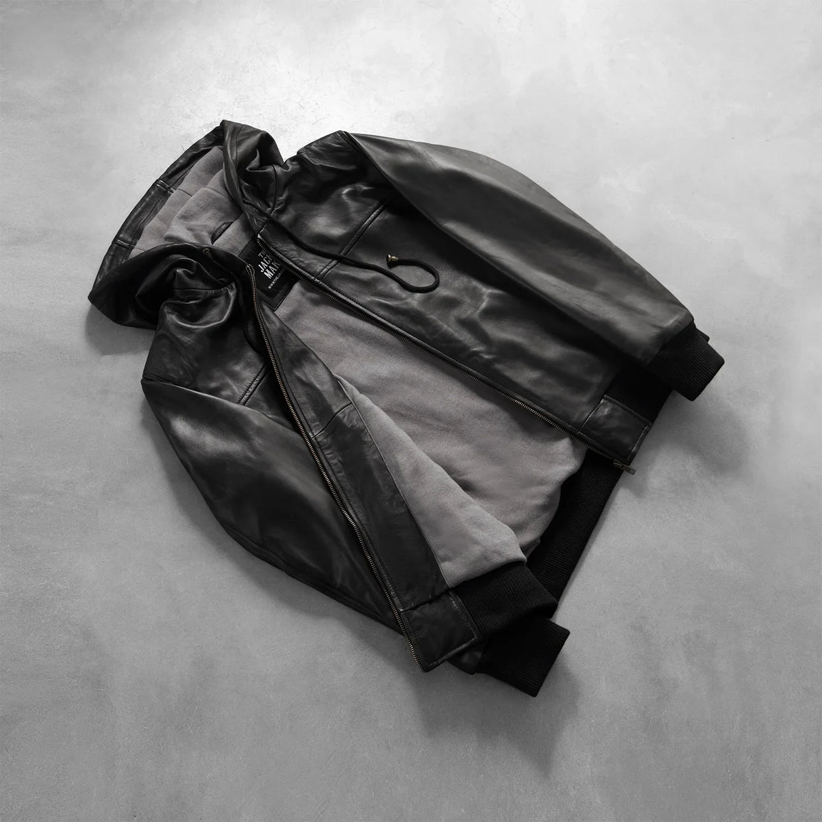 
Fotografie na postavě:  Nintenzo Black Hooded Leather Jacket na modelovi v přirozeném denním světle