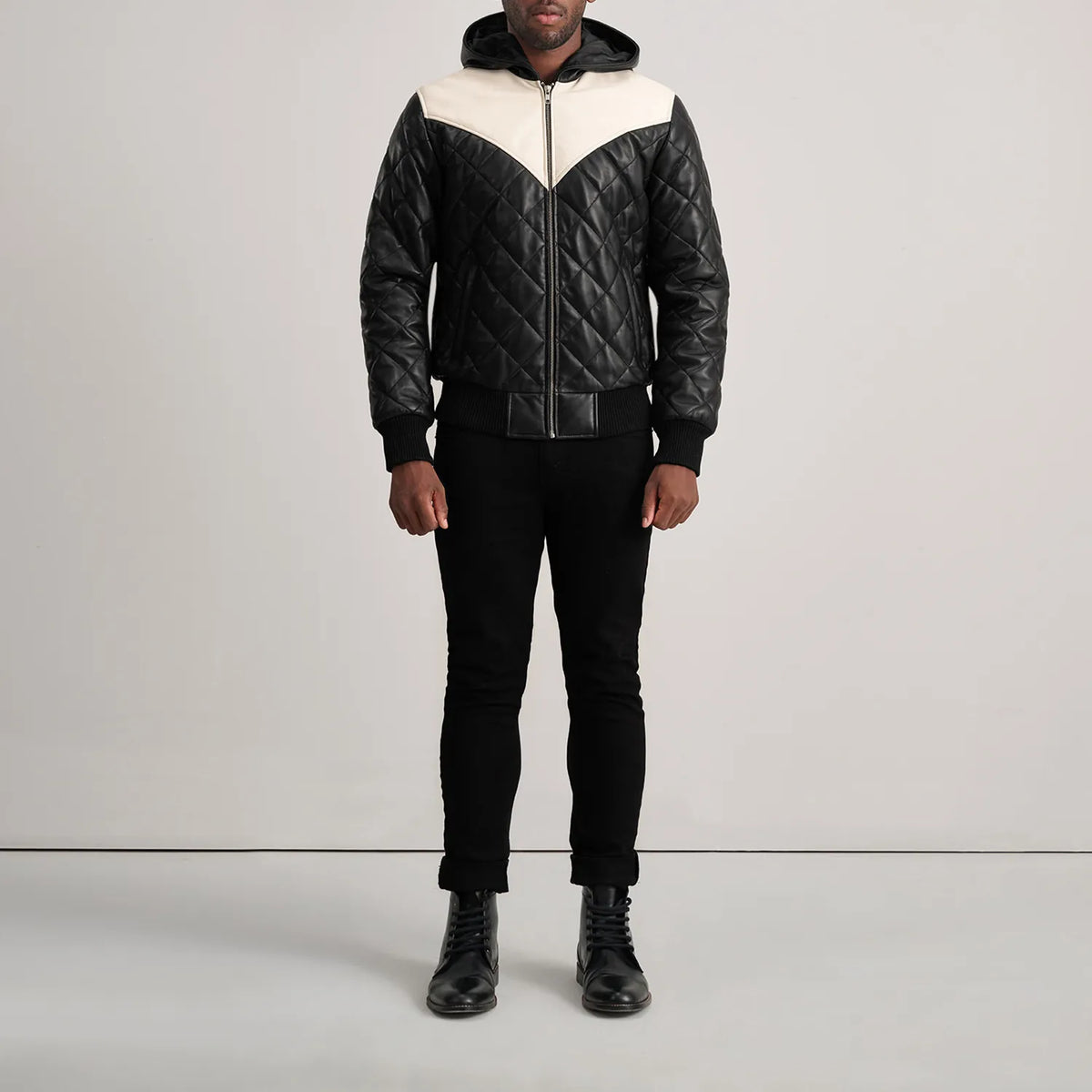 
Norman Tan Hooded Bomber Leather Puffer Jacket - Boční pohled ukazující ergonomický střih rukávů